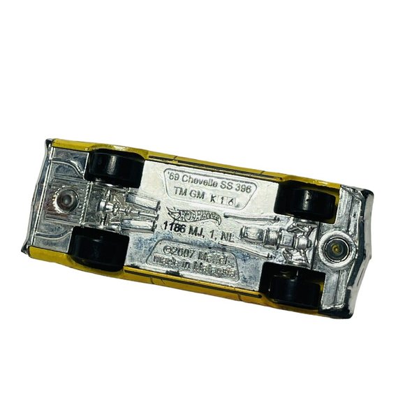 HOT WHEELS MUSCLE 1969 CHEVELLE SS 396 YELLOW Redline On Rims Coupe - Picture 8 of 13